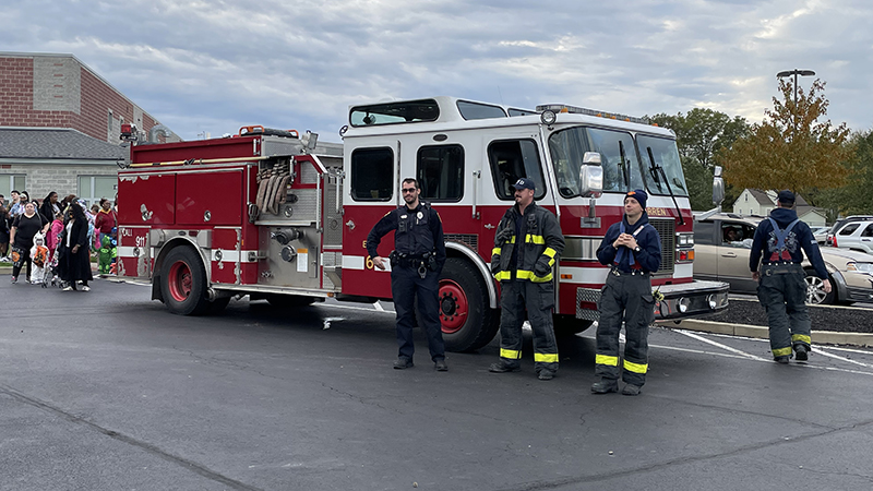 Warren Fire and Police help pass out candy at trunk or treat.