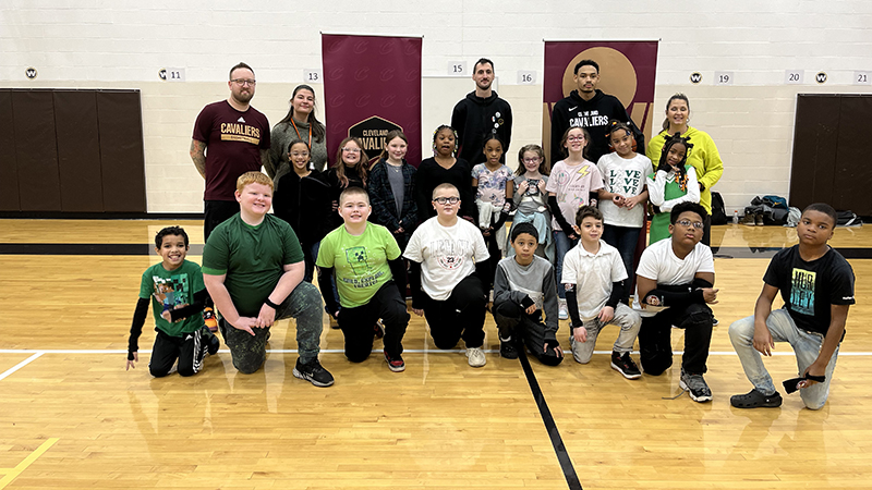 A class gets their picture with the Cavs Academy reps.