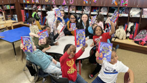 Students show the book that they read with guests.