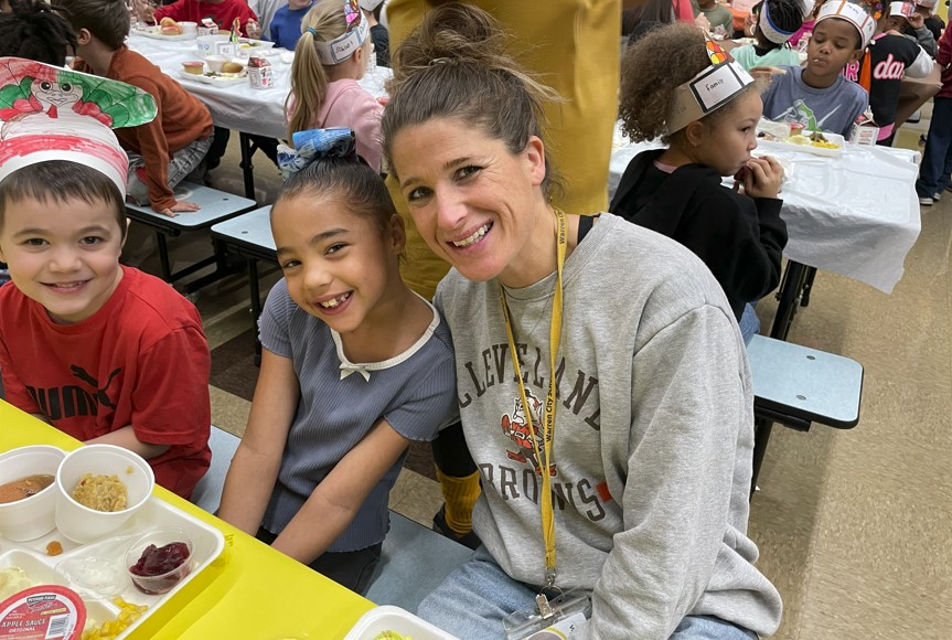Coach Hyde enjoys her lunch with students.
